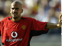 5- لاعب الوسط الأرجنتيني خوان سيباستيان فيرون: تعاقد مانشستر يونايتد معه عام 2001 قادماً من لاتسيو مقابل 28.1 مليون جنيه، إلا أنه فشل في التكيف مع سرعة الدوري الإنجليزي، إضافة لتعرضه لعدة إصابات، جرى بيعه لتشيلسي عام 2003 مقابل 15 مليون جنيه.