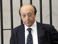 الإيطالي لوتشيانو موجي: إداري كرة قدم سابق وأحد أبرز المتورطين في فضيحة الكرة الإيطالية (الكالتشيوبولي) عام 2006 التي هبط يوفنتوس إثرها للدرجة الثانية كما تم تجريده من لقبي السيري آ لعامي 2005 و 2006. سعى موجي للتأثير على قرارات الحكم للتأثير على نتائج المباريات.