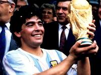 الأرجنتيني دييغو مارادونا: أحد أساطير كرة القدم، تم إيقافه مرتين خلال مسيرته، الأولى لتعاطيه الكوكائين خلال فترة لعبه مع نابولي، والثانية لتعاطيه المنشطات خلال تواجده مع منتخب بلاده في كأس العالم 1994. كما أوقف لإطلاقه النار على صحفيين من بندقية هوائية في بوينوس آيريس.