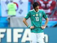 لاعب الوسط المهاجم الألماني مسعود أوزيل: أسوأ لاعبي المانشافت رفقة خضيرة بالتأكيد، لطالما كان مضرباً للمثل من حيث الذكاء في الأداء وصناعة اللعب، لكنه بات لاعباً يفتقر للثقة في النفس ويغيب حينما يحتاجه فريقه، لم يقدم شيئاً خلال البطولة ليخيب آمال معجبيه.