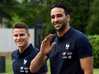 المدافع الفرنسي عادل رامي (30 عاماً): ولد في باستيا لأبوين مغربيين، استدعي بعد إصابة رافاييل فاران، أنهى الموسم بأفضل الطرق بفوزه مع إشبيلية بلقب الدوري الأوروبي ليتم اختياره ضمن التشكيلة المثالية للبطولة.