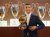 الكرة الذهبية: تبقى الهدف الأهم والرئيسي بالنسبة لقائد المنتخب البرتغالي، ويكفي أن حصوله على الجائزة الفردية الأهم على مستوى العالم، سيجعله يتساوى مع ميسي بخمس جوائز لكلٍ منهما، وكل المؤشرات تؤكد أن رونالدو الأقرب بعد الفوز بالليغا ودوري الأبطال وكأس السوبر الأوروبي.