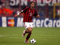 المركز الثامن: لاعب الوسط البرتغالي مانويل روي كوستا - من فيورنتينا إلى ميلان عام 2001 مقابل 42 مليون يورو.
