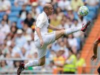 6- لاعب الوسط الفرنسي زين الدين زيدان: من يوفنتوس إلى ريال مدريد مقابل 75 مليون يورو عام 2001.