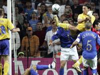 المجموعة الخامسة: إيطاليا x السويد (17 يونيو): لم ينس الإيطاليون بعد التعادل المثير للجدل بين منتخبي الدنمارك والسويد بنتيجة 2-2 في يورو 2004 الذي منح الثنائي التأهل وحرم الآتزوري من عبور مرحلة المجموعات. وسيسعى جيانلويجي بوفون ورفاقه للثأر من العملاق زلاتان إبراهيموفيتش وفريقه.