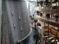 Human Sculptures at the Dubai Mall's Waterfalls. (emirateswoman.com)