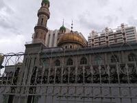 The Yan'anlu Mosque in Urumqi, Xinjiang closed off by razor wire, unable to be accessed by worshipers or tourists. Courtesy of Dr. Joanne Smith Finley