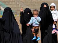 Huthi female supporters demonstrate to support Huthi militias fighting Saudi-backed Yemeni government forces in the port city of Hodeidah, during a rally in the capital Sanaa on November 10, 2018. 
Mohammed HUWAIS / AFP