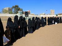 Huthi female supporters demonstrate to support Huthi militias fighting Saudi-backed Yemeni government forces in the port city of Hodeidah, during a rally in the capital Sanaa on November 10, 2018. 
Mohammed HUWAIS / AFP