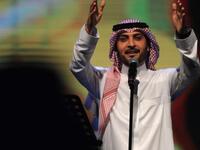 معجبة سعودية منقبة تركض إلى المسرح وتحضن الفنّان ماجد المهندس أثناء إحيائه حفلًا في السعودية. بقي الفنان ماجد المهندس ساكنًا دون أي حركة ومصدومًا حتى تصرّف الأمن وأبعد الفتاة عن المسرح. 
