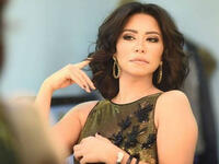 أزمة تونس: اتهمت بالسخرية والتطاول على تونس، حيث كانت تغني خلال حفل بمهرجان قرطاج، لتثير أزمة عندما قالت أن ابنتها لا تستطيع التفرقة بين تونس والبقدونس، في محاولة للمزاح مع الجماهير، إلا أنّ حديثها لاقى هجومًا عنيفًا اضطرّها للاعتذار للشعب التونسي.