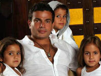Amr Diab with his son and daughters