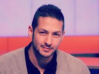 عمرو سمير: مذيع وممثل مصري توفي في إسبانيا، 5 يوليو 2017 عن عمر يناهز الـ33 عامًا، وكشف  الطب الشرعي انه مارس الألعاب الرياضية دون تناول اي طعام او مشروبات ما ادى الى توقف عضلة قلبه.