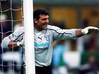 الإيطالي أنجيلو بيروتزي: انتقل من يوفنتوس إلى إنتر عام 1999 مقابل 11 مليون يورو، ثم انتقل من النيراتزوري إلى لاتسيو عام 2000 مقابل 10 مليون يورو