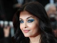 آشواريا راي:
الهندية التي أدهشت العالم بملامحها الرائعة الجمال عندما فازت باللقب عام 1994، والتي تعد واحدة من أشهر نجوم الأفلام الهندية.