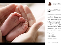 نشرت الفنانة اليمنية بلقيس فتحي نبأ حملها بصورة ليد تحتضن قدمًا صغيرة، وأرفقتها بتعليق: "هناك طفل بداخلي".