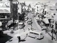 Old market in Amman at the beginning of public transportation in the 1950s. (transpressnz.blogspot.com)