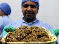 المطعم يتميز بتوحيد الزي الذي يلبسه جميع العاملين فيه بما في ذلك غطاء الرأس مثل أطباء الجراحة، في إشارة إلى النظافة المتناهية داخل المطعم.