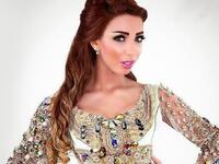 دنيا بطمة: المغنية المغربية حظيت بأمومة أبناء زوجها المنتج البحريني محمد الترك، وبعد مضي 4 سنوات على زواجها أعلنت عن حملها وستختبر المومة بعد 4 شهور.
