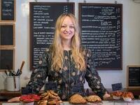 الكعكة: وقع اختيارهما على السيدة الأمريكية "كلير بتاك" والتي تدير مخبز  Violet Bakery شرق لندن لصنع كعكة بطعم الليمون وعصير ثمار البيلسان لزفافهما.