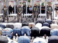 أعلن الرئيس محمود عباس تجميد الاتصالات مع إسرائيل إلى حين إلغاء إجراءاتها في المسجد الأقصى، يرفض الفلسطينيون في مدينة القدس الدخول إلى المسجد الأقصى من البوابات الإلكترونية.