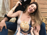اللبنانية ميريام فارس حرصت على إخفاء وجه زوجها وابنها في أي صورة تنشرها عبر حساباتها الرسمية على مواقع التواصل الاجتماعي مما أثار حفيظة المتابعين والإعلاميين.