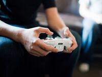 مادننغ ويسبر: أداة تتحكم بأجهزة الإنذار، جاء هذا الاسم النمطي من لعب الفيديو فهي ترسم صورة لقرصان إلكتروني يحب البيتزا، والجعة، والخيال العلمي، وألعاب الفيديو على الإنترنت.
