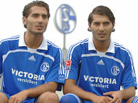 التوأم التركي حميد وخليل ألتيتوب: أمضيا معظم حياتهما الكروية في ألمانيا، إنما مع أندية مختلفة، فكان حميد مع بايرن ميونخ قبل أن ينتقل إلى ريال مدريد، فيما لعب خليل في شالكه، وخاض الموسم الماضي تجربة جديدة مع أوغسبورغ.