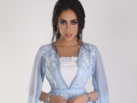 الفنانة البحرينة حنان رضا كتبت عبر حسابها الرسمي على تطبيق "إنستغرام":  "مبروك خواتي السعوديات.. تسمحولي أدرعم عندكم".