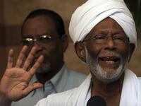 حسن الترابي:
توفي السياسي السوداني في 6 مارس/آذار، الذي أتقن أربع لغات: العربية والإنجليزية والفرنسية والألمانية، ويُعتبر الدكتور الترابي القوة التي مكنت الرئيس عمر البشير من الوصول إلى سدة الحكم.