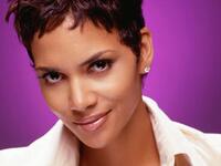 "هالي بيري"
تعرضت للضرب على يد صديقها السابق مما أفقدها 80% من السمع في أذنها اليسرى.