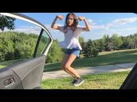 يقوم تحدي kiki بأداء رقصة معينة إلى جانب سيارة تسير على الطريق على أنغام أغنية (in my feelings) للمغني الكندي، دريك ثم نشر الفيديو على وسم InMyFeelings#