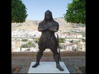 تمثال القائد إبراهيم بن علي العطار في لوشة وهو أحد أبنائها، كان قائدا شجاعا مقداماً، وجهه السلطان أبو عبد الله - آخر سلاطين بني الأحمر - للقتال في اليسانة وقتل في المعركة،كان قائدا لعسكر غرناطة .