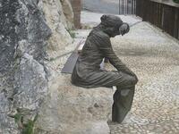 تمثال في مدينة لوشة لـ " مريم - أو مُرَيمة - بنت إبراهيم بن علي العطار " زوجة أبي عبد الله - آخر سلاطين بني الأحمر، التمثال لمريم وهي في حالة حزن على وداعها للوشة وعلى مصير زوجها السلطان أبي عبد الله.