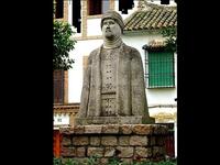 نصب تذكاري في قرطبة  لثاني خلفاء الأندلس عاشق الكتب الأموي الحكم المستنصر بالله "من 915 حتى 976 م" قرأ في حياته 400 ألف مجلد وكتاب ومخطوطة جمعهم في أعظم مكتبة شهدها الأندلس.