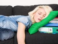 ينصدم طلاب الجامعات والمدارس بعد رمضان بكثير من المواد الدراسية المتراكمة عليهم جراء تأجيل متابعتها في رمضان، إضافةً الضياع الدراسي الذي يشعرون به جراء هذا الانقطاع.