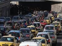 الأزمة الخانقة في بعض الدول العربية حيث يعود المهاجرين من الدول التي يعملون فيها بإجازاتٍ إلى بلدانهم، إضافةً إلى انتعاش موسم السياحة، مما شكل أزمات خانقة في العواصم العربية حتى شلت الحركة المرورية في بعض الشوارع.