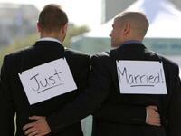 بعد الانفتاح الاعلامي على المثلية في العالم العربي، بدأ العديد من الناس يتساءلون حول العلاقة الجنسية بين الشريكين المثليين أثناء نهار رمضان، خاصة وأن بعض العلماء تعاطفوا مع بعض المثليين باعتباره أمر جيني!