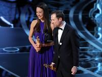 المنتجة جوانا نتاسيغارا، والمخرج رلاندو فون إنزدل، يتسلمان الجائزة عن أفضل فيلم وثائقي قصير "الخوذات البيضاء". يحكي الفيلم قصة متطوعي الدفاع المدني السوريين الذين خاطروا بأرواحهم لإنقاذ الضحايا من الغارات الجوية، والذي منع مصوره من حضور الحفل بسبب قرار ترامب.
