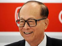 لي كا شينغ: من هونج كونج، يُعد أغنى رجل آسيوي، أكبر مُشغّل لمحطات الحاويات في العالم وكذلك أكبر تاجر تجزئة لمستحضرات التجميل في العالم، قيمة ثروته 27.7 مليار دولار أمريكي.