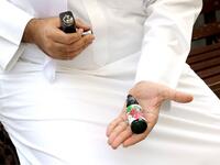عدم الانسياق وراء الموضة دون تفكير في تأثيرها علينا. فكثير من الفتيات والشباب يقبلون على السجائر لهذا،  لكنهم يدفعون الثمن من صحتهم وأموالهم.