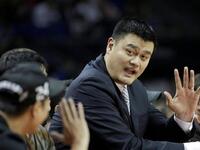 الصين تعيّن سفيرًا لها في المريخ: أعلنت إدارة الفضاء الوطنية الصينية عن تعيين لاعب كرة السلّة السابق ياو مينغ (36 عامًا) سفيرًا للصين على كوكب المرّيخ، ومن المتوقّع أن تحمل المهمّة مسبارًا يعمل بالطاقة الشمسية بعد 3 سنوات للبحث عن المياه.
