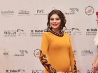 أطلت الممثلة الخليجية مريم حسين بفستان أصفر ضيق أظهر حملها، عرضها لمواقف متعبة كادت أن تتسبب بسقوطها عدة مرات.

