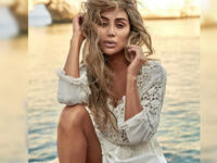 Maya appeared in the photos without putting any makeup