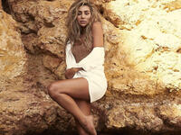 Maya appeared in the photos without putting any makeup