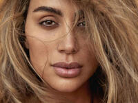 Maya appeared in the photos without putting any makeup