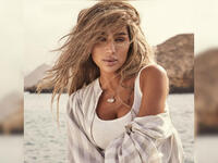 Maya appeared in the photos without putting any makeup