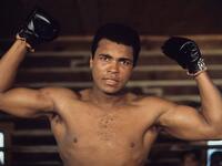 محمد علي كلاي:
رحل الملاكم في 3 يونيو/حزيران، أصبح أول ملاكم ينال لقب بطل العالم في الوزن الثقيل ثلاث مرات.