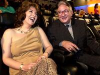 نور الشريف وبوسي: التقت عيونهما أول مرة في تصوير مسلسل "القاهرة والناس"، وحين رآها قال في نفسه "لا بد أن أتزوج هذه الفتاة الجميلة"، قدما فيلم "حبيبي دائمًا" الذي انطبق عليهما كعاشقين فتزوجا.