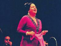 سر المنديل: عندما بدأ نجم أم كلثوم يلمع في سماء الفن أصبحت الفتاة الفقيرة تقابل علية القوم ولشدة ارتباكها وخجلها كان العرق يتصبب منها، فأعطتها والدتها قماش لتجفف العرق حتى أصبح رفيقًا في حفلاتها.
